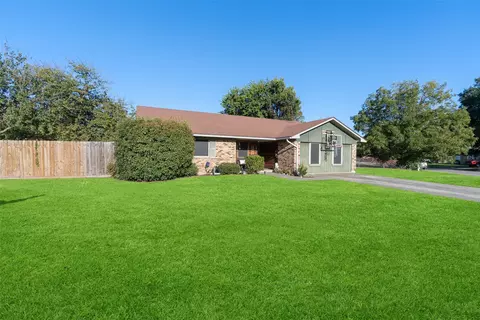 908 Dover Dr, Gainesville, TX 76240