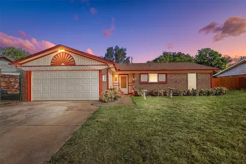 209 Hudson Ave, Crowley, TX 76036