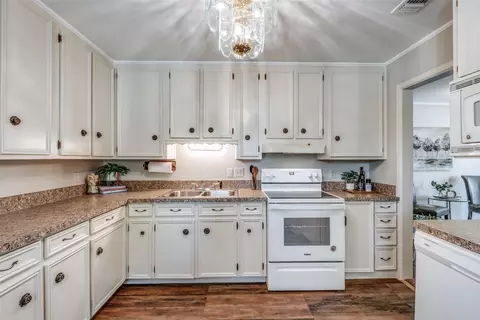 Kitchen - 1000 Powell Rd, Mesquite, TX 75149 photo 2 of 3