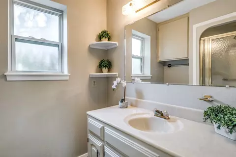 Bath - 1000 Powell Rd, Mesquite, TX 75149 photo 1 of 3