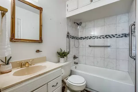 Bath - 1000 Powell Rd, Mesquite, TX 75149 photo 2 of 3
