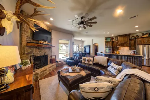 Living - 4560 Huling Rd, Sanger, TX 76266 photo 2 of 2