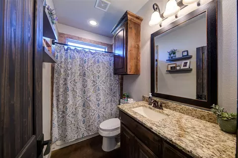 Bath - 4560 Huling Rd, Sanger, TX 76266 photo 2 of 3