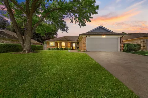 7729 Prairie Dr, Watauga, TX 76148