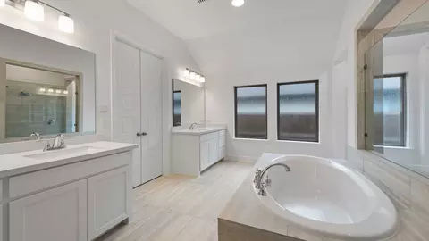 Bath - 916 Maple Leaf Ln, Haslet, TX 76052 photo 1 of 2