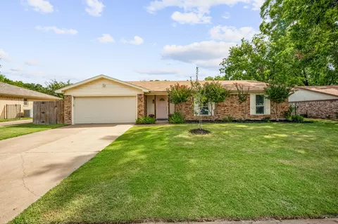 124 Amory Dr, Benbrook, TX 76126