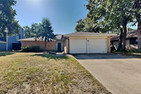 2840 Woodpath Ln, Bedford, TX 76021