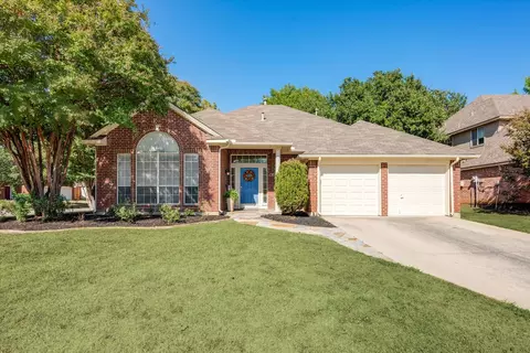 1914 Wood Creek Dr, Grapevine, TX 76051