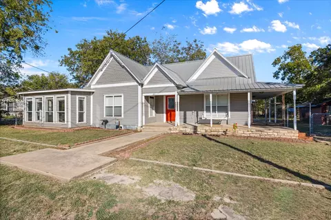 211 E Sweden St, Walnut Springs, TX 76690