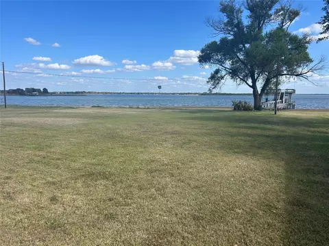 216 Causeway Cv, Seven Points, TX 75143
