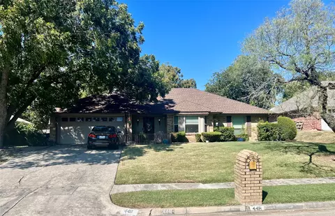 448 Meadowhill Dr, Benbrook, TX 76126