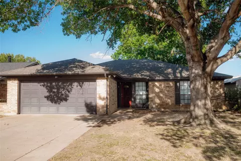 1308 N Creek Dr, Saginaw, TX 76179
