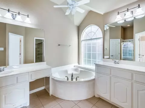 Bath - 12600 Beech Tree Ln, Euless, TX 76040 photo 2 of 2