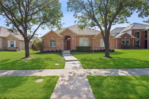 1813 Garrett Dr, Carrollton, TX 75010