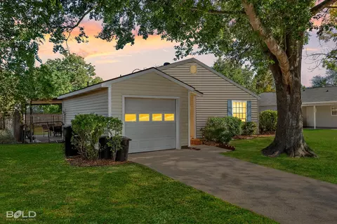 4803 Longstreet Pl, Bossier City, LA 71112