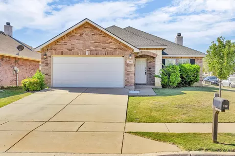 300 Silver Lake Trl, Fort Worth, TX 76140