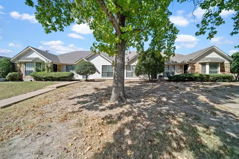 900 Biloxi Dr, Ennis, TX 75119