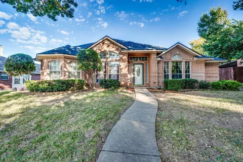 109 Indian Hills Dr, Waxahachie, TX 75165