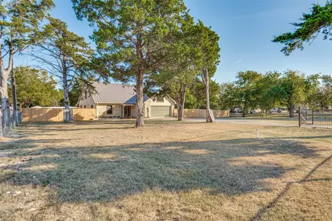 913 E Wintergreen Rd, Cedar Hill, TX 75104