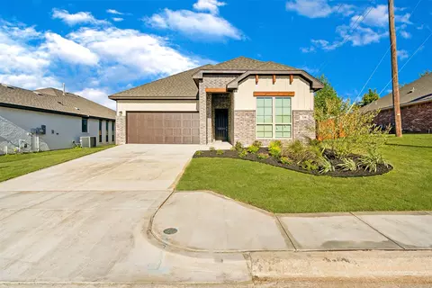 338 Carlisle Dr, Weatherford, TX 76085