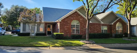 902 Bridges Dr, Arlington, TX 76012