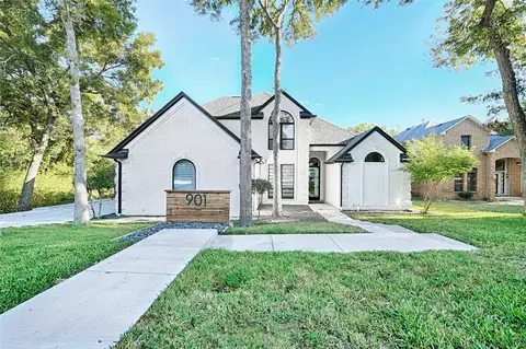 901 Plantation Dr, Desoto, TX 75115