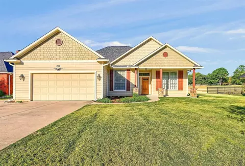 213 Cayuga Trl, Gainesville, TX 76240
