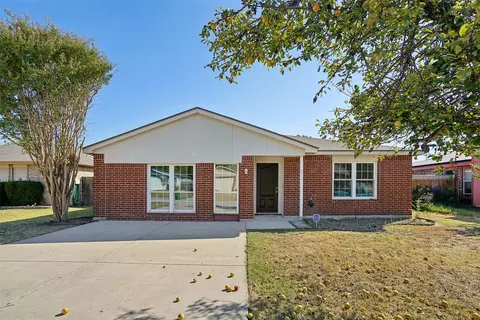 824 Mccully St, White Settlement, TX 76108