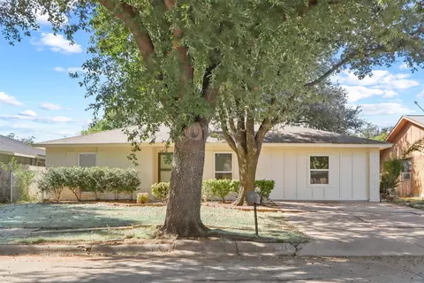 2845 Santa Monica Dr, Grand Prairie, TX 75052