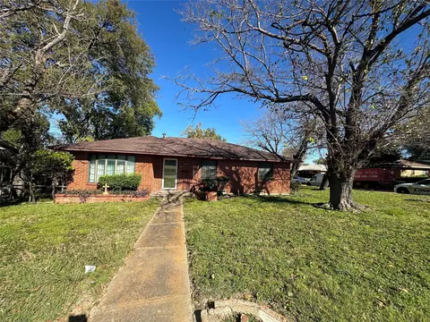 945 E Red Bird Ln, Dallas, TX 75241