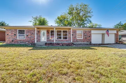 216 Oak Dr E, Hurst, TX 76053