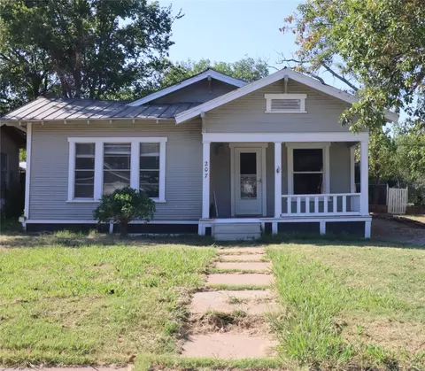 207 S Connellee Ave, Eastland, TX 76448