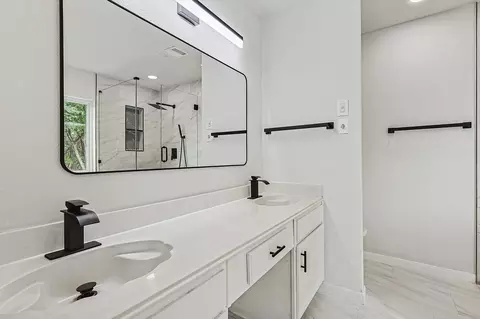 Bath - 6109 Covington Dr, Rowlett, TX 75089 photo 2 of 5