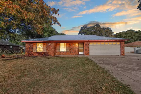 2615 Oaks Dr, Granbury, TX 76049