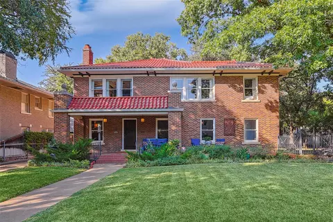 2210 Pembroke Dr, Fort Worth, TX 76110