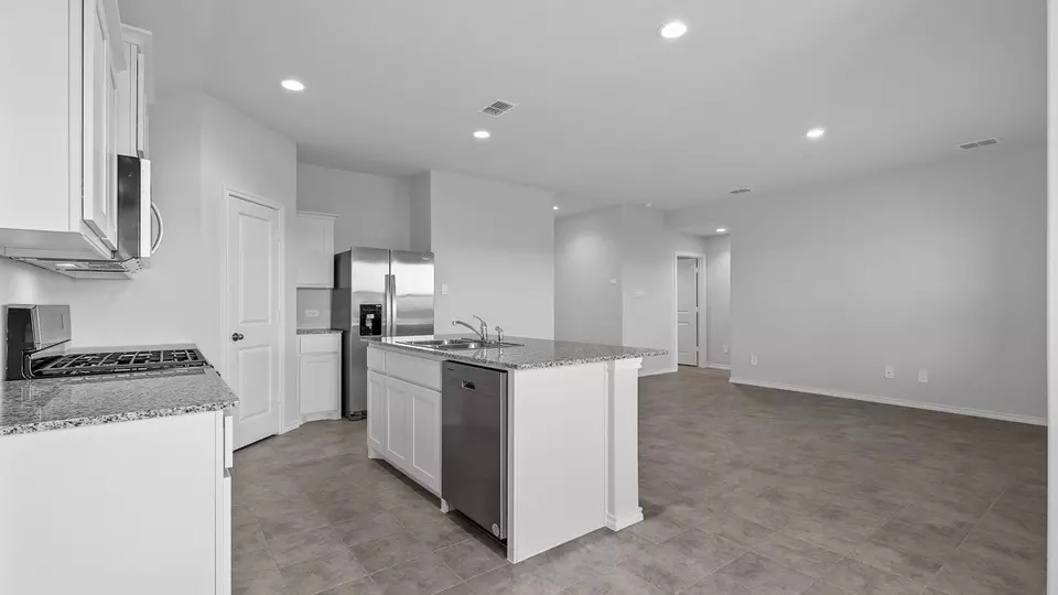Kitchen - 312 Bronze Cir N, Springtown, TX 76082 photo 4 of 6