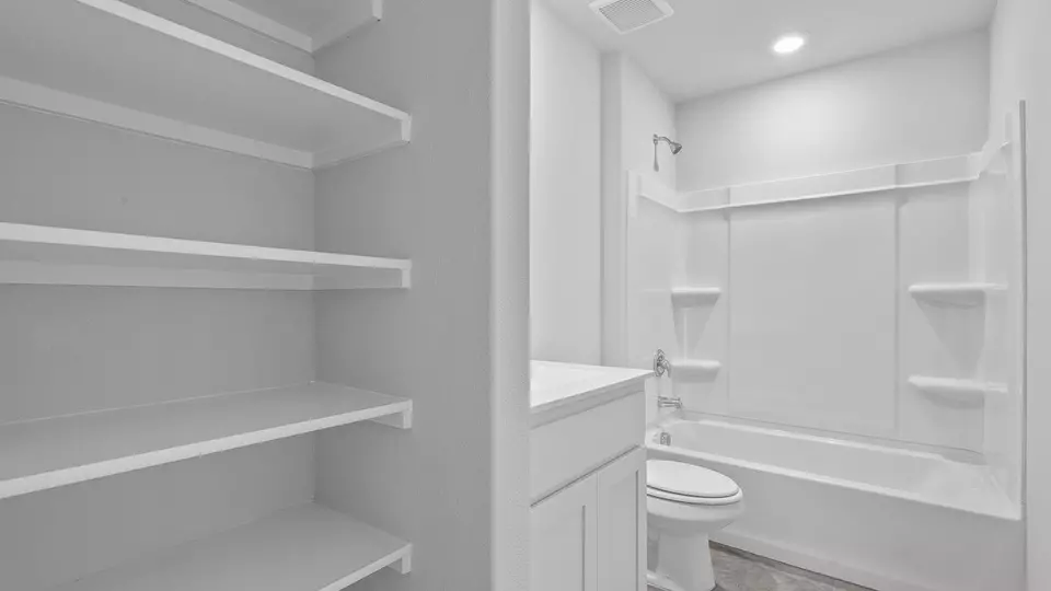 Bath - 312 Bronze Cir N, Springtown, TX 76082 photo 4 of 5