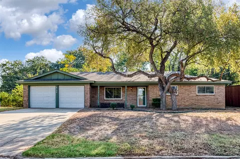 2104 Shady Grove Dr, Bedford, TX 76021