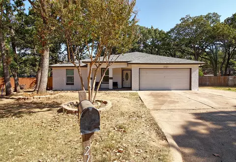 2101 Rainwood Ct, Arlington, TX 76017