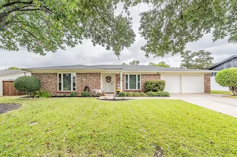 404 W Louella Dr, Hurst, TX 76054