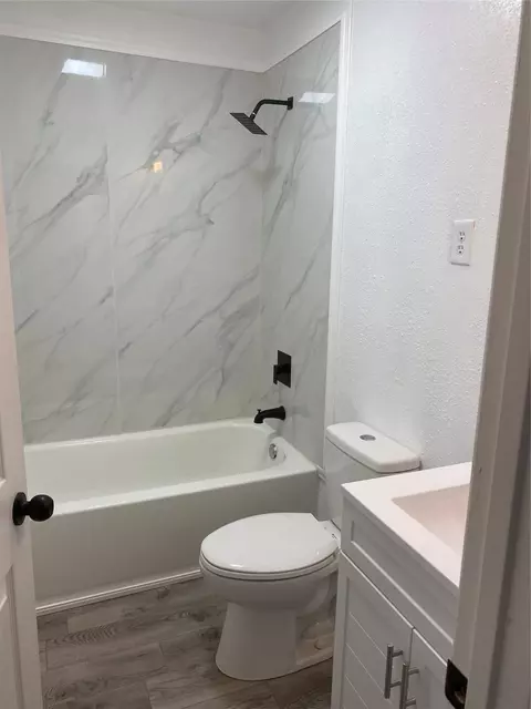 Bath - 610 NW 7th St, Hamlin, TX 79520 photo 1 of 6