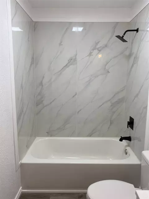 Bath - 610 NW 7th St, Hamlin, TX 79520 photo 3 of 6