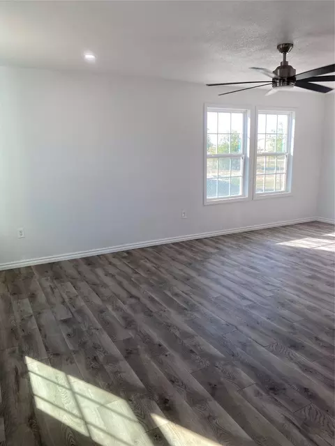 Living - 610 NW 7th St, Hamlin, TX 79520 photo 3 of 7