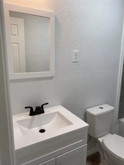 Bath - 610 NW 7th St, Hamlin, TX 79520 photo 6 of 6