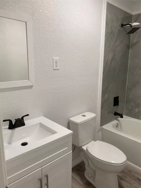 Bath - 610 NW 7th St, Hamlin, TX 79520 photo 5 of 6