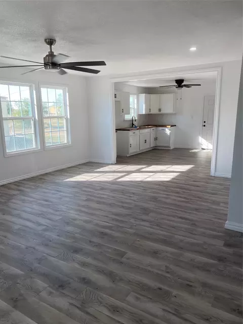 Living - 610 NW 7th St, Hamlin, TX 79520 photo 2 of 7