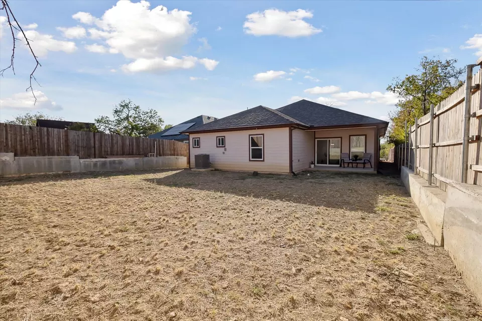 Exterior - 116 S Tatum Ave, Dallas, TX 75211 photo 5 of 9