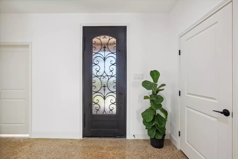 Entry Way - 116 S Tatum Ave, Dallas, TX 75211 photo 2 of 3