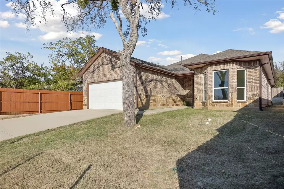 Exterior - 116 S Tatum Ave, Dallas, TX 75211 photo 7 of 9