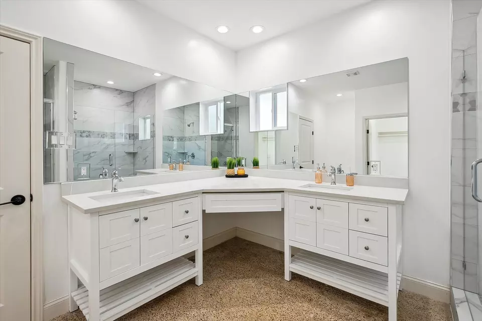 Bath - 116 S Tatum Ave, Dallas, TX 75211 photo 2 of 4